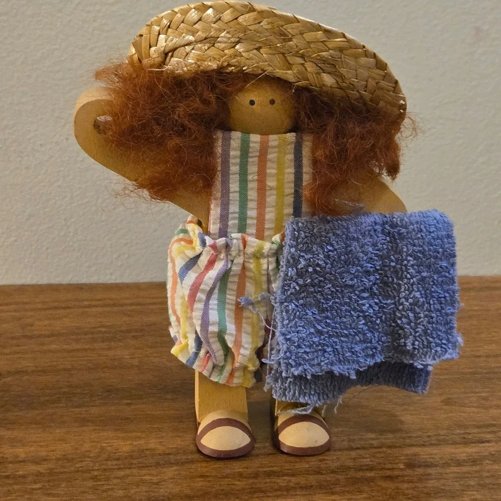 Vintage 1992 Ladie and Friends Wooden Beach Girl Figurine Straw Hat 7in
